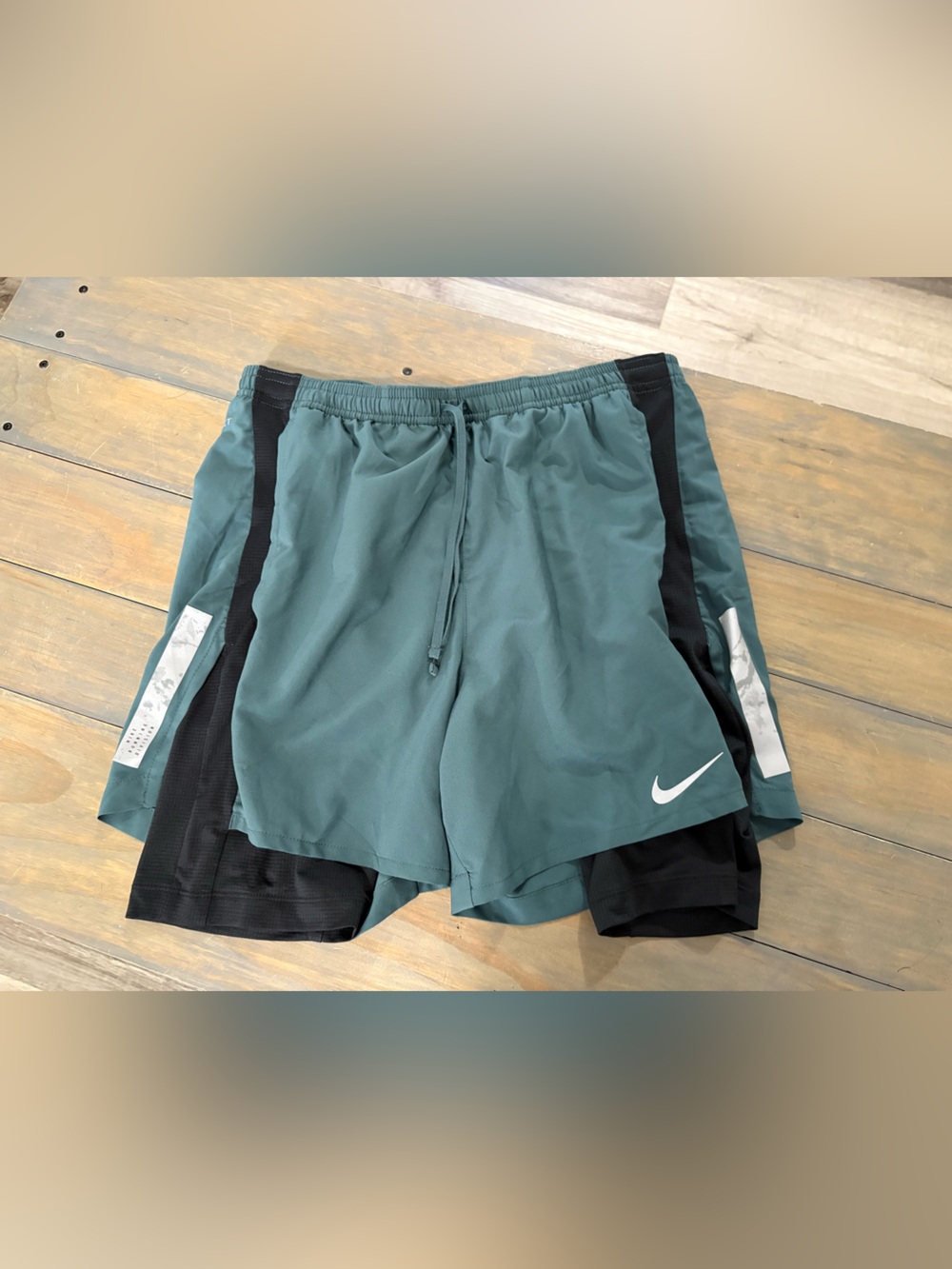Nike Men's Running Shorts size small 
New with tags standard fit 8”length